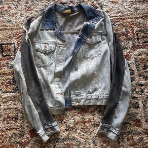 Litz: Distressed two-tone Jean jacket SIZE: Small